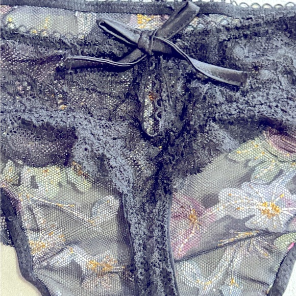 Victoria's Secret Dream Angels Black Floral
Lace Corset Top & Matching thongs. - Picture 6 of 14